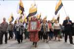 Колонна представителей партии "Народное движение "Святая Русь" движется по улицам столицы.
