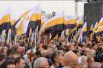 Среди верующих яркими флагами выделялись представители партии "Святая Русь".